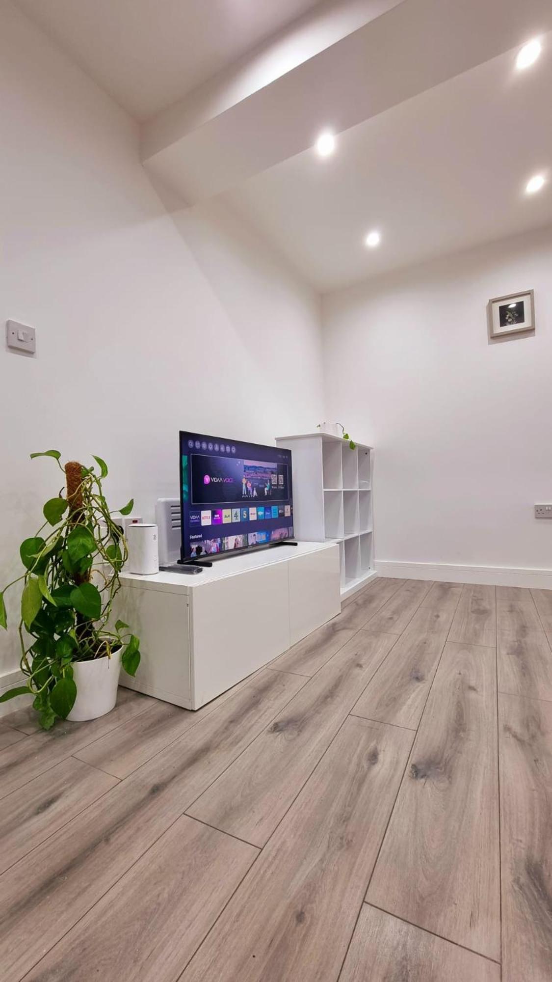 לונדון Brand New Flat Close To Turnpike Lane Tube Station מראה חיצוני תמונה